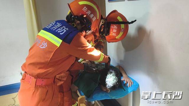 火罐卡住男子脖子，消防員用切割機(jī)救援:切割機(jī)
